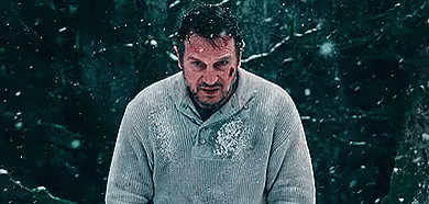 Mężczyzna w swetrze na dworze zimno mi